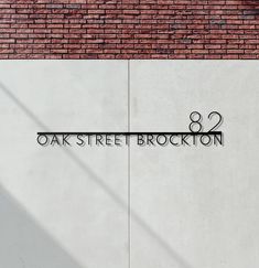 the sign for oak street and stockton on a brick wall