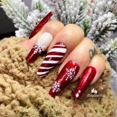 Candy Cane Nails Acrylic, Candy Cane Christmas Nails, Christmas Nail Designs Acrylic, Christmas Nail Polish, Festive Nail Designs, Candy Cane Nails, Plaid Nails