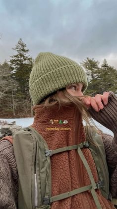 Fall Adventure Outfit, Backpackers Outfit, Granola Woman Style, Hiking Clothes Women, Outdoorsy Style Summer, Outfits With Backpacks, Granola Girl Winter, Outdoor Outfits For Women, Winter Outdoor Outfits