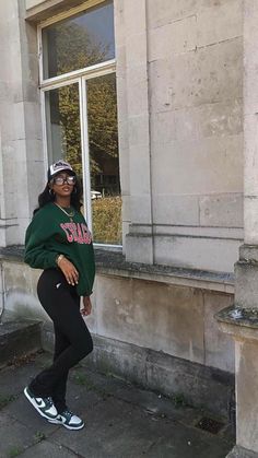 Green Crewneck Outfit, Nike Dunks Outfit Woman Street Styles, Dunk Outfit Women, Dunks Outfit Woman, Dunk Outfit, Crewneck Outfit, Dunks Outfit, New Balance Outfit, Estilo Swag