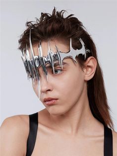 This avant-garde facial accessory combines cyberpunk aesthetics with futuristic elegance, making it perfect for parties, festivals, and cosplay events. Crafted with high-quality materials and featuring an adjustable strap for a comfortable fit, this unisex design is a must-have for those who want to stand out and embrace the future of party jewelry. Headband Men, Face Jewellery, Surface Decoration, Laura Geller, Mechanical Design, Hair Hoops, Silver Hair, Issey Miyake, Thom Browne