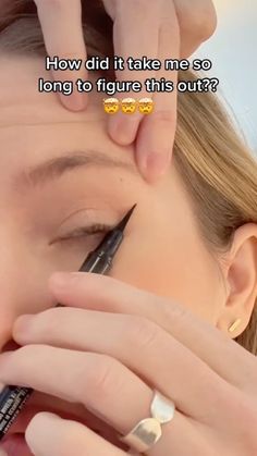 Liz Fox Roseberry | Is it crazy that it works or am I crazy for not knowing this? In any case, guess I’m a wing girl now. #makeuphacks #eyelinerhacks… | Instagram Make Up Tips And Tricks, Glamour Room, Conturing Makeup, Face Contouring Makeup, Contouring Makeup, Am I Crazy, Beginners Eye Makeup