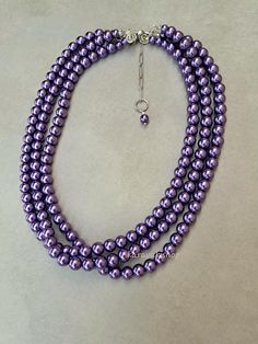 Cadeau pour demoiselles d'honneur avec collier de perles violet foncé à trois rangs. Beau collier composé de trois rangs de perles de verre violettes de 8 mm et d'un fermoir et anneaux en acier inoxydable argenté de haute qualité. Le collier est doté d'une rallonge pour ajuster la longueur. Un merveilleux choix pour les mariées, les demoiselles d'honneur ou comme collier indispensable. Il mesure - 18 pouces Ajoutez 2 po. avec la rallonge de chaîne. Les bijoux sont livrés dans une boîte cadeau. * Purple Wedding, Pearl Necklace, Violet, Beaded Necklace, France