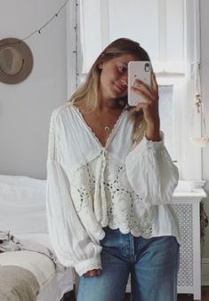 Cute White Blouse Outfits, White Boho Shirt Outfit, White Boho Top Outfit, Summer Outfits With Long Sleeves, Flowy Spring Outfits, White Flowy Shirt Outfit, White Flowy Top Outfit, Summer Flowy Tops, Cute Flowy Tops