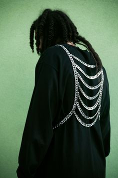 This intricate back piece is the ultimate accessory! Wear it over a hoodie for that designer-sk8r-boi look. Or you can rock it over (or under) a backless dress to add a bold statement and some dynamic detailzz! *One Size Fits Most *Handmade in Los Angeles *18K or Sterling Silver Plated Finish Body Chain Jewelry Outfit, Jóias Body Chains, Chain Outfit, Chains Aesthetic, Chain Shirt, Chain Clothes, Chain Harness, Pant Chains, Chain Dress