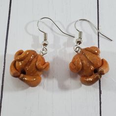 These golden brown turkey earrings will have you ready for Turkey day! Perfect for your Thanksgiving dinner! Turkey Earrings, Thanksgiving Earrings, Earrings Fall, Glo Up, Turkey Day, Clay Food, Food Jewelry, Earring Ideas, Springfield Mo