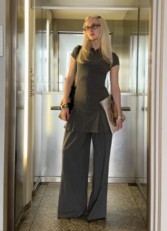 Office 2024 Outfit, Chic Outfits For Short Women, Baggy Elegant Outfit, 2000s Professional Fashion, Modest Office Siren, Work Siren Outfit, Corporate Siren Outfits, 90s Office Siren Outfits, 90s Office Siren