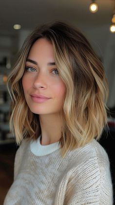 Get inspired with these 26 trendy blunt bob hairstyles. Imagine the chic simplicity of a blunt bob with bangs that frame your face perfectly. Visit the link to discover these amazing styles and find your perfect bob haircut. Haircuts For Medium Length Hair, Oval Face Haircuts, Medium Bob Hairstyles, Lob Hairstyle, Hair 2024