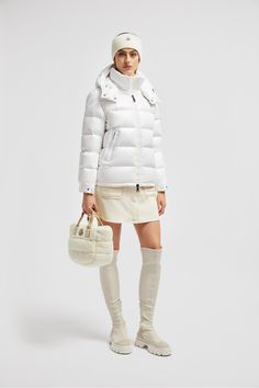 The Maire is an iconic Moncler womenswear piece. This down jacket features comfortable lines and is crafted in resistant nylon laqué. The short puffer jacket showcases a timeless design with a detachable hood and high-performance elements that guarantee comfort and warmth. Moncler Outfit, Outfits Beige, Moncler Jacket Women, Short Puffer Jacket, Personalized Jacket, Bubble Coat, Model Magazine, Winter Model, Moncler Women