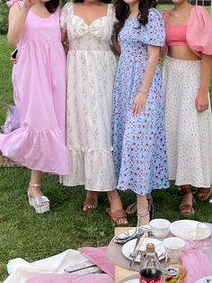 Cute Dresses For Picnic, Picnic Dress Ideas Aesthetic, Picnic Dresses Aesthetic, Floral Dresses Picnic, Picnic Inspiration Outfit, Summer Dresses Picnic, Bridal Picnic Outfit, Sundress Picnic Aesthetic, Spring Picnic Aesthetic Outfit