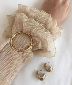 Have a bracelet just like this one. Hmmm...gives me an idea🙃 Detail Couture, Makeup Tip, Spring Summer Fashion Trends, Minimal Bracelet, Lady Like, The Bangles, Bangles Style, Summer Fashion Trends