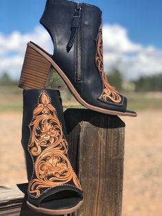 Leather Wedding Shoes, Western Shoes, Mexican Fashion, Boho Cowgirl, Shoe Wishlist, Stunning Shoes, Cowgirl Outfits, Chunky Heels Sandals, Hand Tooled Leather