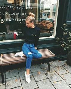 Find More at => http://feedproxy.google.com/~r/amazingoutfits/~3/Wudf646_3Ys/AmazingOutfits.page Jeans And Graphic Tee Outfit, Graphic Tee Outfit, Mode Tips, Tee Outfit, Mode Inspiration