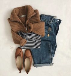 Oatmeal Cardigan Outfit, Camel Cardigan Outfit, Winter Preppy Outfits, Classic Fashion Looks, Austin Fashion, Oatmeal Cardigan, Capsule Wardrobe Women, Austin Style, Mommy Outfits