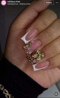 Black And Gold Nails French Tips, Short Nail With Charm, Gold Bday Nails, Short Nails Gold, Nail Ideas With Charms, Nail For Christmas, Medium Length Nail Ideas