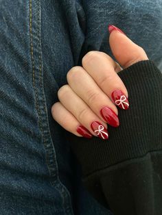 Get inspired with our festive Christmas nails ideas! Discover a variety of dazzling designs, from classic red and green holiday looks to trendy glitter and snowflake patterns. Perfect for holiday parties or cozy gatherings, these nail art ideas will add a cheerful touch to your celebrations. Whether you prefer short or long nails, we've got you covered with step-by-step guides and creative tips. Make your nails a part of your holiday cheer with these stunning Christmas nail inspirations! Xmas Nails Mistletoe, Gel Nail Inspo Christmas, Nail Inspiration December, Red Subtle Christmas Nails, Red Hair Christmas Aesthetic, Nails For The Holidays Seasons, Red Christmas Nails Aesthetic, Christmas Now Nails, Nails Winter Inspiration