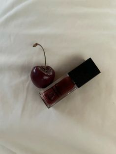 #elf #gloss #cherry #makeup #aesthetic Elf Lip Oil Swatches, Elf Aesthetic Makeup, Elf Lip Gloss, Lip Gloss Aesthetic, Lipgloss Aesthetic, Red Coquette, Inspo Makeup, Xmas Wishlist, Cherry Lips