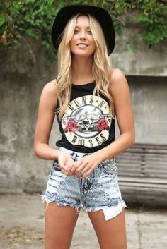 Guns and roses look Muscle Tee Outfits, Pastel Outfit, Foto Poses, Rocker Chic, Looks Street Style, Sabo Skirt, Festival Looks, Tee Outfit