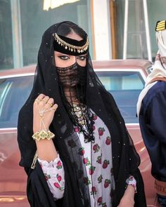 Saudi Founding Day, Founding Day, Saudi Women, Bayer Munich, Asian Dresses, Estilo Hijab, Indian Women Painting, Niqab Fashion, Arabian Women