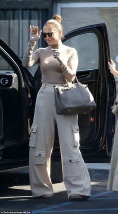 Flamboyant Natural Athleisure, 2024 Wardrobe Trends, Fall Basic Outfits, Palazzo Jeans Outfit, Celebrity Winter Outfits, Jennifer Lopez Street Style, Sweatpants Set Outfit, Jay Lo, Casual Fall Jeans