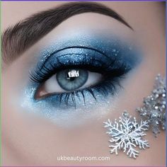 Christmas Picture Makeup Ideas, Christmas Makeup Looks For Hooded Eyes, Blue Christmas Eye Makeup, Silver Holiday Makeup, Blue Winter Makeup Looks, Blue Holiday Makeup, Eyeshadow Looks Christmas, Blue Winter Makeup, Peppermint Makeup