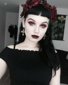 62+ Ideas makeup dark vampire #makeup Goth Make Up, Vampire Makeup, Gothic Ideas, Dark Lipstick, Goth Glam, Romantic Goth, Goth Beauty, Gothic Makeup