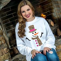 Are you wild about the winter season? We are and this snowman graphic tee is the perfect addition to any winter wardrobe! Available in short sleeves, long sleeves, and sweatshirt options. This adorable snowman graphic tee has the cutest leopard hat and scarf accented with bright pink! This graphic tee is sure to brighten up any gloomy winter day! Snowman Graphic, Disney Christmas Shirts, Snowman Shirt, Animal Print T Shirts, Air Shoes, Cute Country Outfits, Monogram T Shirts, Christmas T Shirt Design, Long Sleeve Tank Top