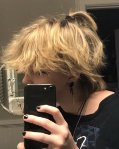 Masc Haircuts Ftm Straight Hair, Trans Femme Haircuts, Fluffy Blonde Hair Boy, Fluffy Straight Hair, Short Blonde Hair Aesthetic, Blonde Hair Boy