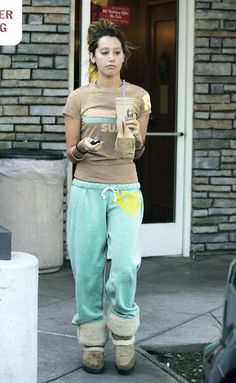 Ashley Tisdale 2000s Joggers Outfit, 2000s Yoga Pants Outfit, Yoga Pants 2000, Ashley Tisdale 2000s, Bella Jadis Lowrise Pants, Ashley Tisdale Style, Bdg Y2k Low-rise Cargo Pants, Y2k Outfits Aesthetic, Mcbling Fashion