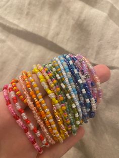 Beaded Bracelets Ideas Aesthetic, Breads Bracelet Ideas, Diy Bracelet Inspiration, Summer Bead Bracelet Ideas, Bead Bracelet Inspo Aesthetic, Small Beads Bracelets Ideas, Mini Bead Bracelet Ideas, Cute Glass Bead Bracelet Ideas, Bracelets Ideas Aesthetic