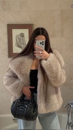 Snow Girl Aesthetic, Paris Trip Outfits, Faux Fur Coats Outfit, Vinter Mode Outfits, Fur Jacket Outfit, Fur Coat Outfit, Winter Mode Outfits, Chique Outfit, Outing Outfit