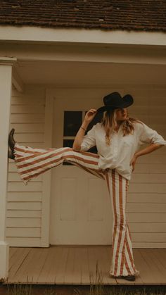 Cowgirl Outfits Halloween College, Cowgirl Outfits Halloween, Western Photo Shoots, Western Style Wedding, Jean Outfit, Cowgirl Magazine, Western Vibes, Southern Outfits