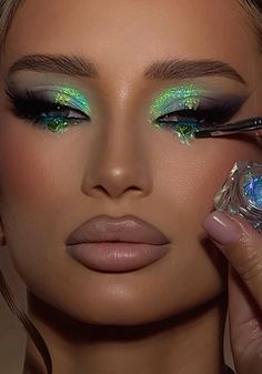 Peacock Makeup Look, Peacock Makeup Ideas, Makeup Looks With Glitter, Interesting Makeup Looks, Alien Makeup Looks, Caribana Makeup, Bejeweled Makeup, Rock Concert Makeup, Ibiza Rocks