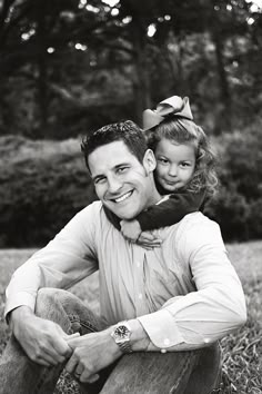 My favorite Daddy Daughter portrait. Beautiful. Need to recreate this picture of my husband and daughter yearly in our family photos.   Melissa Shook Photography Mansfield, TX #family #pictures Family Portrait Poses, Photography People, People Portrait, Family Photo Pose