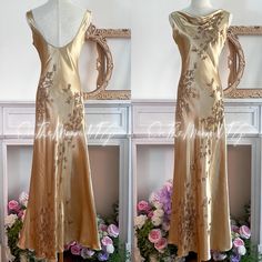 💫 Zeitlose Eleganz im goldenen Farbton 💫 Zarte florale Verzierungen auf luxuriöser Seide 💫 Eine glamouröse Mischung aus Vintage-Charme und moderner Raffinesse #formalwear #braut #hochzeitsgast Hochzeitsgast | Jubiläumskleid | Brautkleid I Hochzeitskleid I Ballkleid | Jahrgang | 00er Jahre I Abschlussball Kleid | y2k | Abendkleid | Abschluss | grad Kleid | Heimkehr Kleid | Maxikleid bodenlanges Lagenkleid Fairycore Dress | Prinzessinnenkleid | Perlenblumenkleid | Cruiser Kleid | Göttinen Kleid Formal Dress Graduation, Y2k Formal, Dress Goddess, Dress Preppy, Anniversary Dress, Dress With Floral Embroidery, Fairycore Dress, Formal Dresses Graduation, Cruise Dress