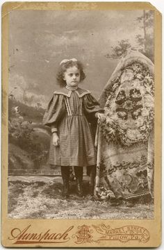 Vintage Bizarre, Louis Daguerre, Post Mortem Pictures, Victorian Photography, Vintage Children Photos, Creepy Vintage, Victorian Portraits, Portrait Vintage