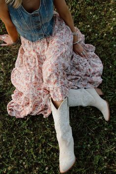 Cowgirl In A Dress, Buckle Bunnies Outfits, Summer Dress With Cowgirl Boots, Bohemian Romantic Style, Cute Fall Outfits For Photoshoot, Senior Pictures Outfits Long Dress, Western Vintage Aesthetic Outfits, Cottagecore Western Outfits, Western Cottagecore Aesthetic