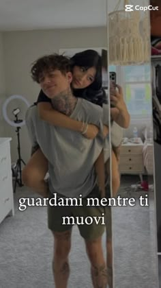 a man holding a woman in his arms and the caption reads guardami mentre ti muovi