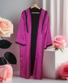 Découvrez notre magnifique kimono traditionnel marocain, méticuleusement fait à la main dans un somptueux mauve profond. Chaque pièce est un chef-d'œuvre d'artisanat, combinant des techniques ancestrales et des motifs authentiques. Ce kimono en tissu de haute qualité allie confort et élégance, parfait pour ajouter une touche de culture et de sophistication à votre garde-robe. Festive Multicolor Embroidered Kimono, Traditional Multicolor V-neck Kimono, Traditional Multicolor Silk Kimono, Luxury Purple Women's Kimono, Luxury Purple Silk Kimono, Pakistani Wedding Outfits, Wedding Outfits, Pakistani Wedding, Wedding Outfit