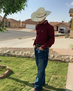 Takuache Men, Pink Vaquero Outfit Men, Quince Dama Surprise Dance Outfits, Jaripeo Men Outfits, Mens Vaquero Outfit, Red Cowboy Outfit Men, Chambelan Red Outfit, Quince Guys Outfit, Quinceanera Guys Outfits