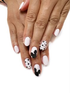 Cute Disney Nails Short, Disney White Nails, Nails Miki Mouse, Disney Nail Ideas For Short Nails, Disney Trip Nails, Black And White Disney Nails, Miki Nails, Disney French Nails, Mickey Mouse Acrylic Nails