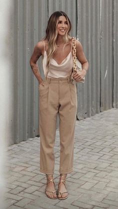 Causal Chic Outfits Summer, Semi Formal Outfits For Women Summer, Summer Semi Formal Outfits, Nude Pants Outfit, Lunch Outfit Summer, Causal Chic Outfits, Silk Top Outfit