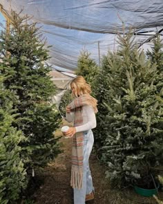 Getting Christmas Tree Outfit, Cass Spinelli Hair, Christmas Tree Picking Aesthetic, Christmas Tree Farm Instagram Pictures, Christmas Tree Pictures Instagram, Christmas Instagram Aesthetic, Cute Christmas Instagram Pictures, Christmas Tree Picking Outfit, Christmas Aesthetic Outside