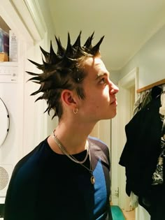 Spiky hair 2000s Spiky Hair Men Punk, How To Draw Spikey Hair, Spiky 90s Hair, Cross Hair Design, Punk Rock Hairstyles Men, 90s Punk Hair Men, Punk Liberty Spikes