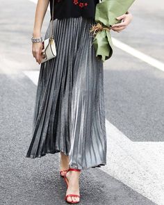 [xlmodel]-[size]-[9999Size Table Shiny Gold or Silver Pleated long Skirt. Elegant, Luxury expensive looking design, with stretched high waist pull on closure. S (US 8-10), M (US 10-12), L (US 12-14) Pattern Type: SolidDresses Length: Ankle-LengthStyle: CasualMaterial: SpandexSilhouette: PleatedWaistline: EmpireDecoration: None Compare the detail sizes with yours, pls allow 1~3cm differ due to manual measurement. Measurement In CM Size Waist Length S 64-92 95 M 66-94 96 L 68-98 97 Measurement In Long Gold Skirt, Gold Pleated Skirt, Floor Length Maxi Skirt, Shiny Skirts, Long Midi Skirt, Long Skirt Summer, Long Skirt Fashion, Pleated Long Skirt, Metallic Skirt