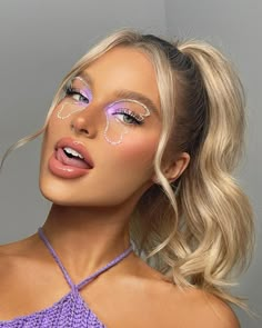 30 Creative Festival Makeup Looks To Match Your Outfit Purple Fairy Makeup, Gem Makeup, Make Carnaval, Butterfly Makeup, Site Models, Rave Fits, Carnival Makeup, Purple Makeup