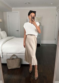 5 Fall Work Outfit Ideas, Petite Friendly Jackets Outfit Cream, Silk Skirt Outfit, Rok Outfit, Outfit Elegantes, Skirt Outfits Fall, Beige Skirt, Skandinavian Fashion, Chique Outfits