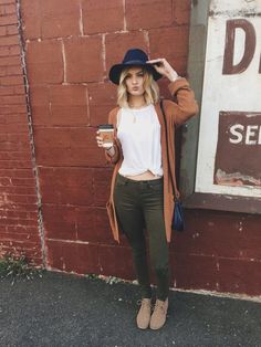 What Colours Go With Olive Green Pants - Chic Outfit Ideas Jeans Cardigan, Green Trousers, Green Jeans, Looks Street Style, Urban Chic, Mode Vintage, Inspiration Mode, Looks Style, Mode Inspiration