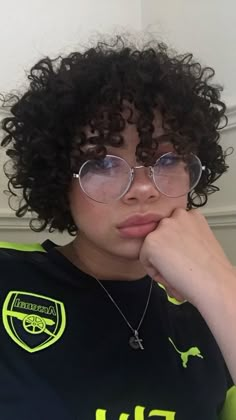 imagen descubierto por Mademoiselle. Descubre (¡y guarda!) tus propias imágenes y videos en We Heart It Mini Curly Afro, 3b Short Curly Hair Round Face, Short Hairstyle Women Black Woman Curly, Short 3b Curly Hair, Short 3c Hair, Super Short Curly Hairstyles, Short Curly Hair 3b 3c, Big Chop Curly Hair, Big Chop Styles