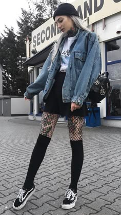 Spring is just around the corner! So get ready and check out these 34 looks! Grunge Hipster Fashion, Hipster Goth, Look Grunge, 일본 패션, Grunge Look, Looks Black, Alt Fashion, Winter Trends, Indie Outfits